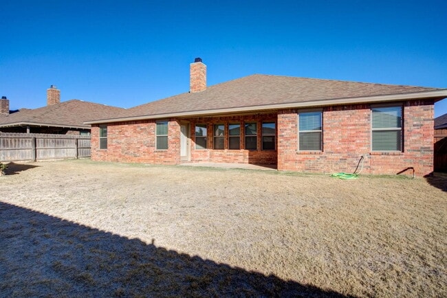 Primary Photo - Immaculate newer 4/3/2 1/2 block from Quin...
