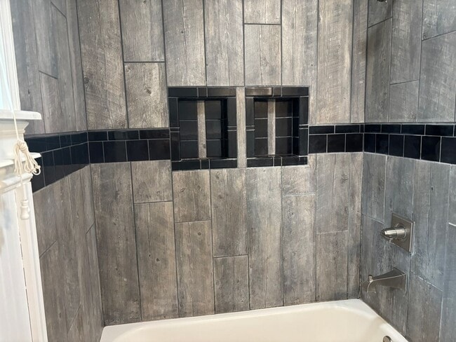 Building Photo - Updated 2 bedroom with Bonus room home in ...