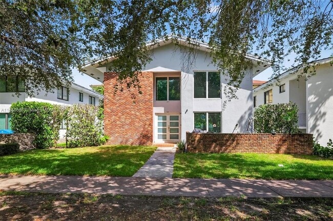 Building Photo - 539 Menendez Ave