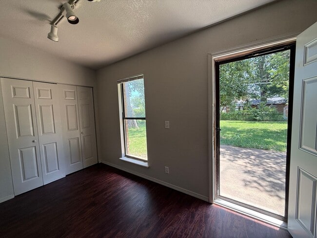 Building Photo - 504 Highland Dr