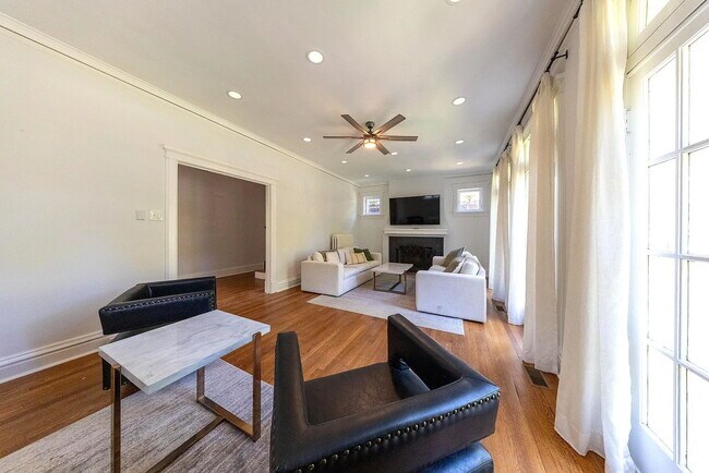 Building Photo - Gorgeous U-City Pershing Ave 4 bedroom/3 bath GEM - Fully Furnished with CLASS AND ELEGANCE - Mus...