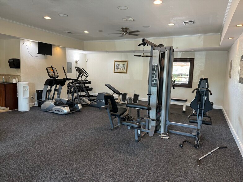 Building Photo - 10263 Gandy Blvd N