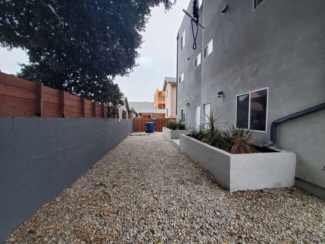 Building Photo - 4 bed 3 bath condo unit