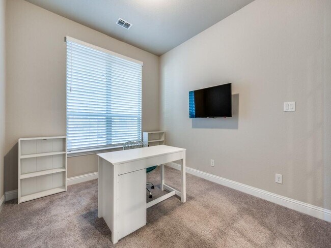 Building Photo - 1913 Renwick Dr