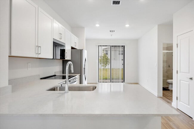 Building Photo - 713 SE 15th Ave