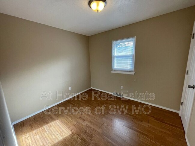 Building Photo - 1125 S Lone Pine Ave