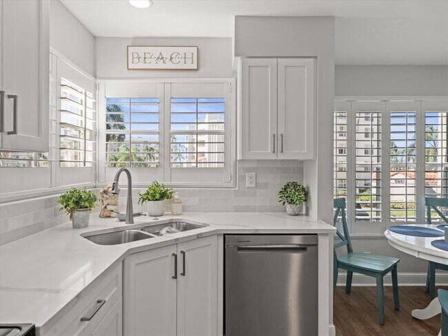 Building Photo - 5900 Bahia Del Mar Cir N