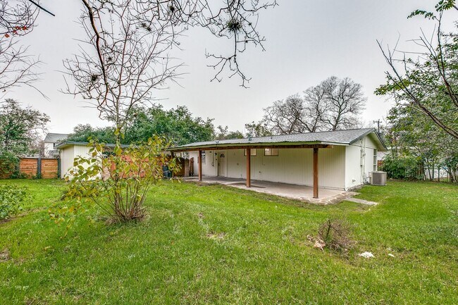Building Photo - 511 E Hathaway Dr