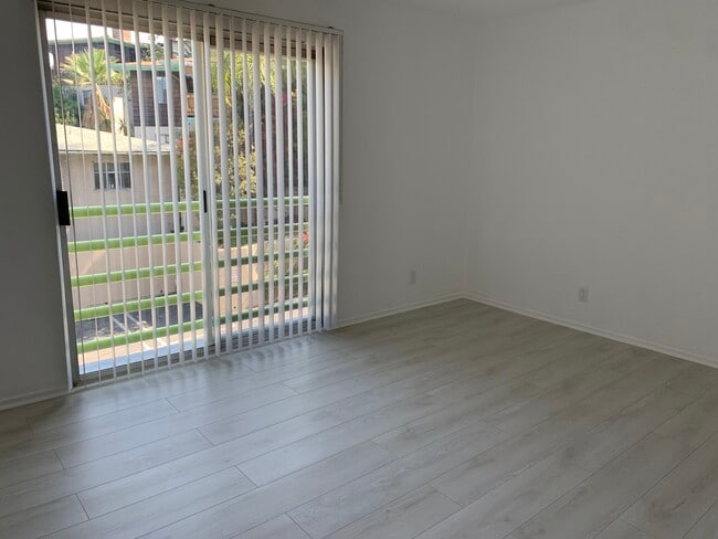 Building Photo - 2218 N Beachwood Dr