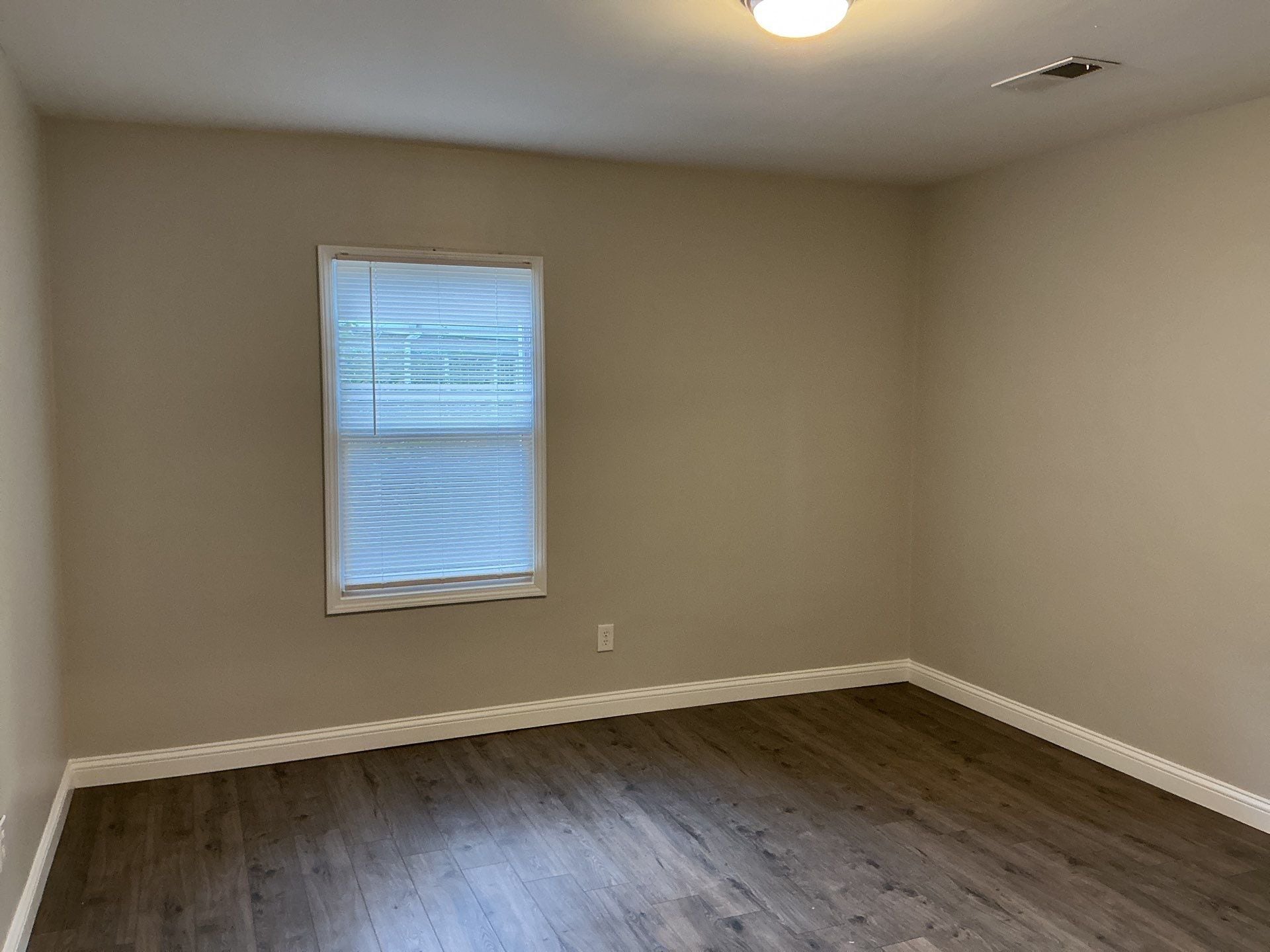 Building Photo - 121 Iris Dr