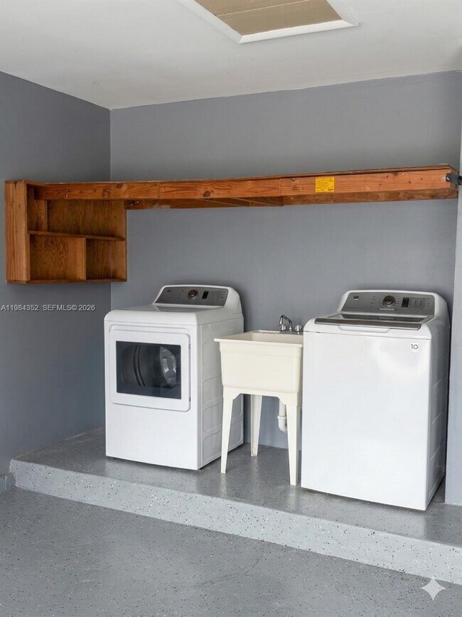 Building Photo - 6527 NW 2nd St