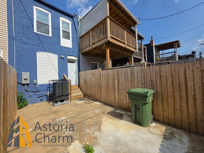 Building Photo - Renovated 2 Bedroom + Den, 3 Bath Home with Ensuites, Finished Basement and Stainless Appliances