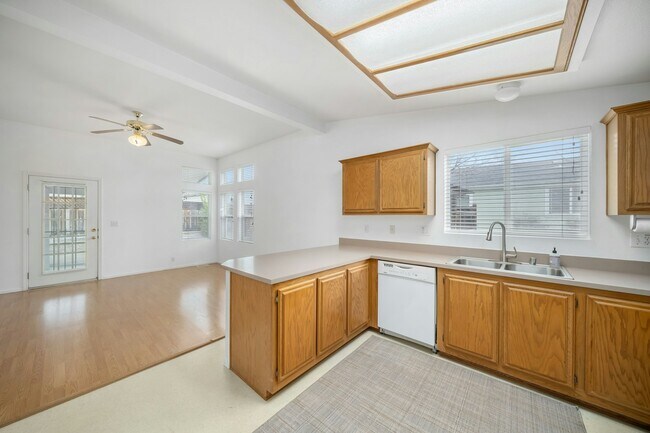 Building Photo - 351 Lark Dr