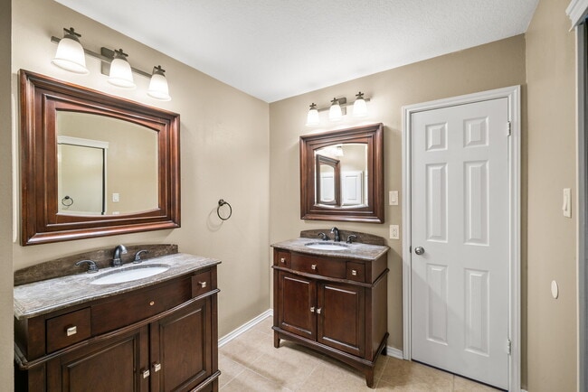 Building Photo - Spacious 4-Bed Home with Island Kitchen, Fireplace & Fenced Yard in San Antonio – 2,143 Sq Ft