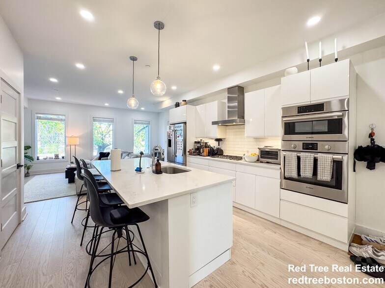 Building Photo - 231 Maverick St