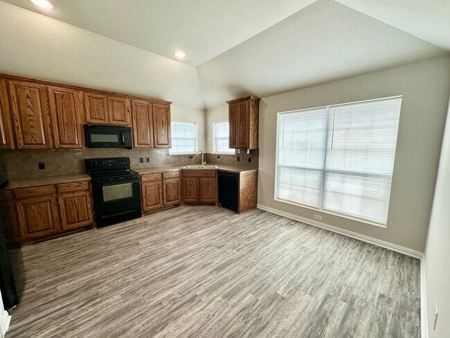Building Photo - Charming home in Midway ISD.