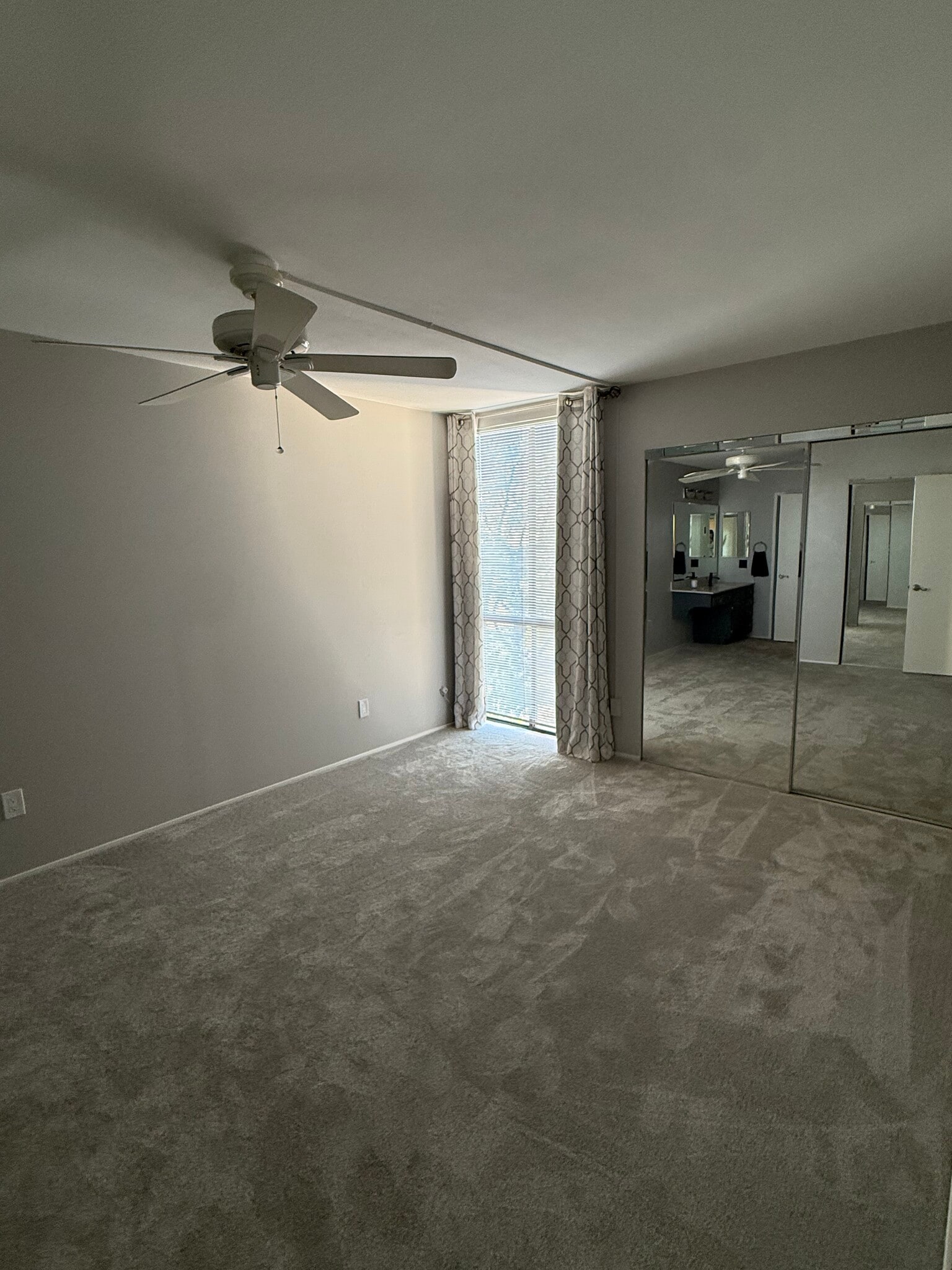 Building Photo - 6930 Hyde Park Dr