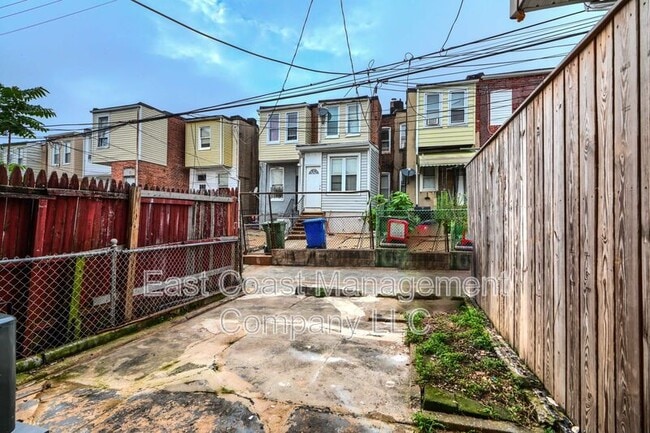 Building Photo - 2622 Llewelyn Ave