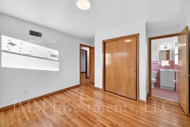 Building Photo - 4015 Greenmeadows Dr