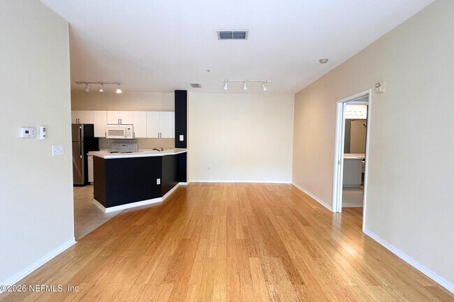 Building Photo - 610 Fairway Dr