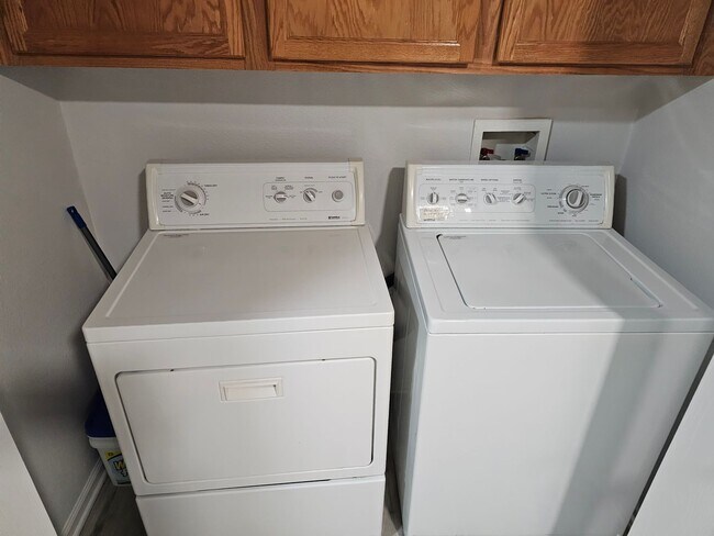 Building Photo - Charming House 3 Beds 2 1/2 Baths 2 Living...