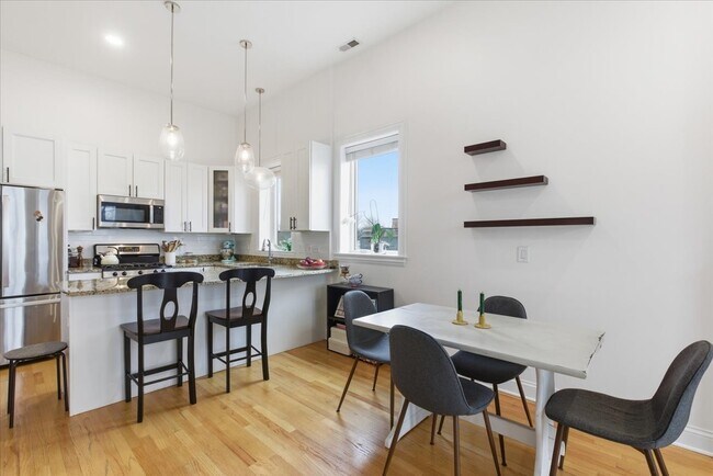 Building Photo - 2038 W Iowa St