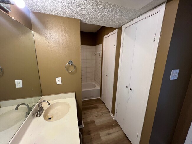 Building Photo - 10053 Westpark Dr