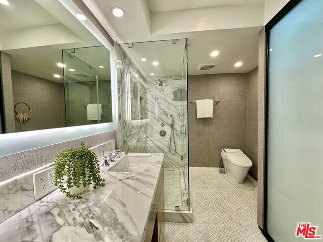 Building Photo - 999 N Doheny Dr