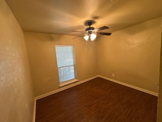 Building Photo - 3730 Twin Oak Ct