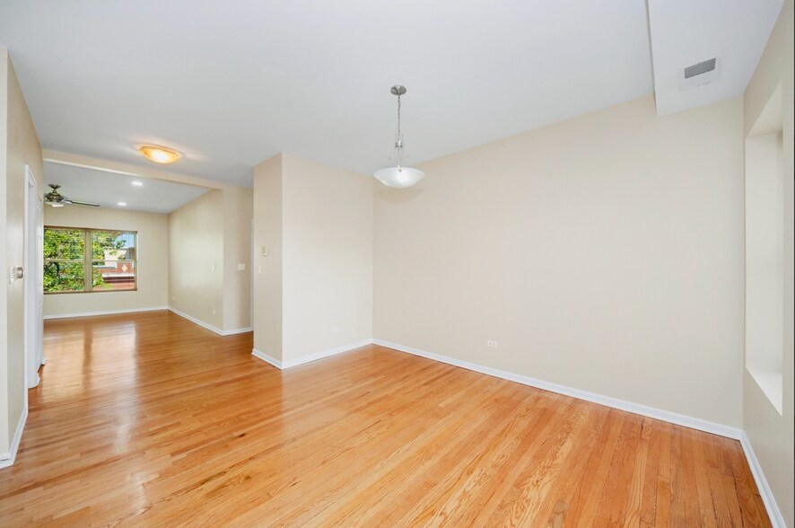 Dining space - 1243 W Rosemont Ave