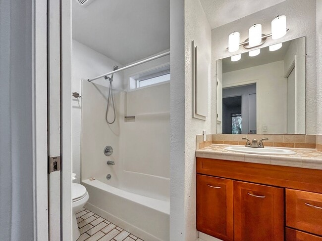 Building Photo - 2Bd/1.75Ba Redmond Condo
