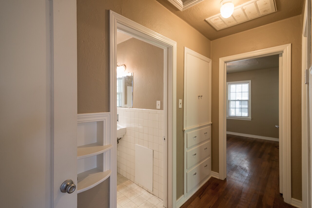 Building Photo - 2025 W Admiral Rd