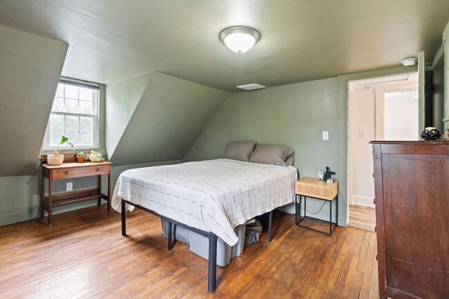 Building Photo - Updated Bungalow Close to Downtown