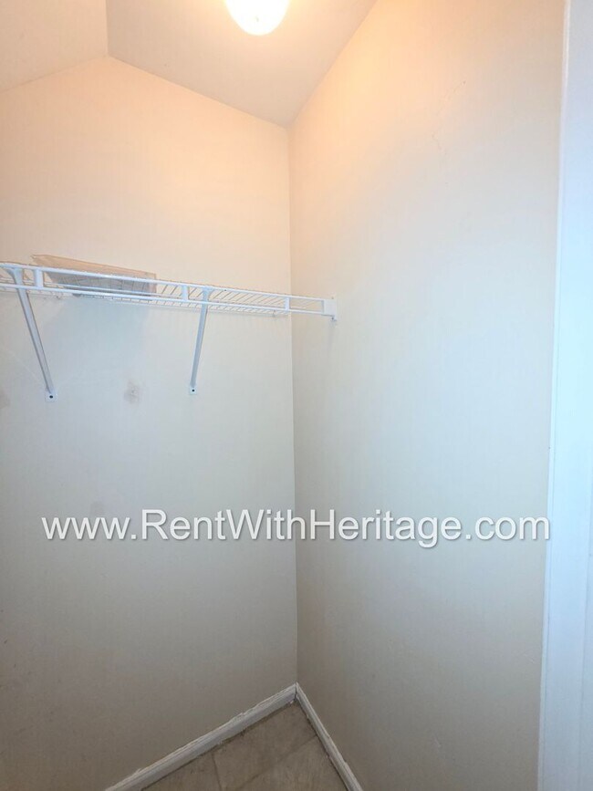 Building Photo - Fantastic 4bd/2.5ba Townhome/ Swim Tennis/ Great Location