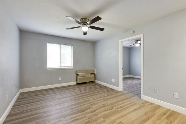 Building Photo - 214 Columbia Dr