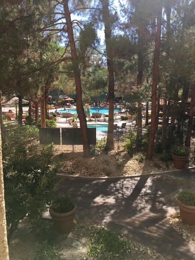 Building Photo - Meridian 2 bed | 2 bath Luxury Condo w/ Ut...