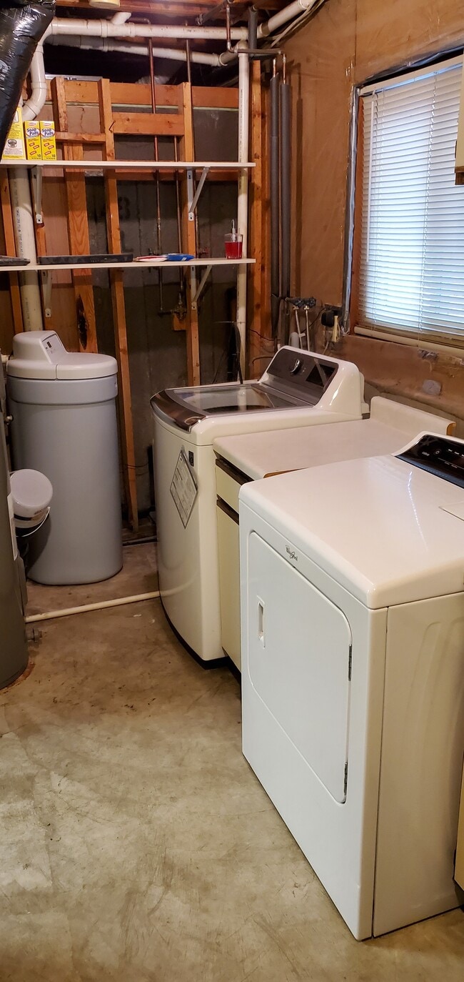laundry room - 14619 Burnell Park Dr