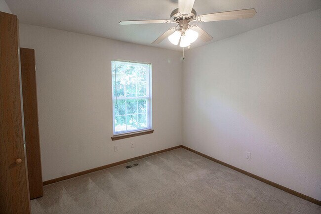 Building Photo - 5000 Derby Ridge Dr