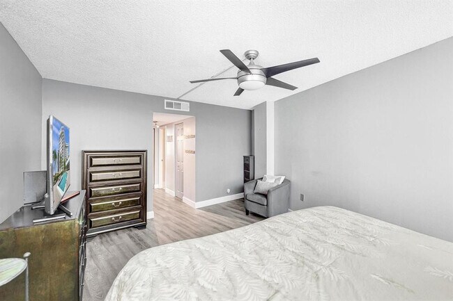 Building Photo - 100 Golden Isles Dr