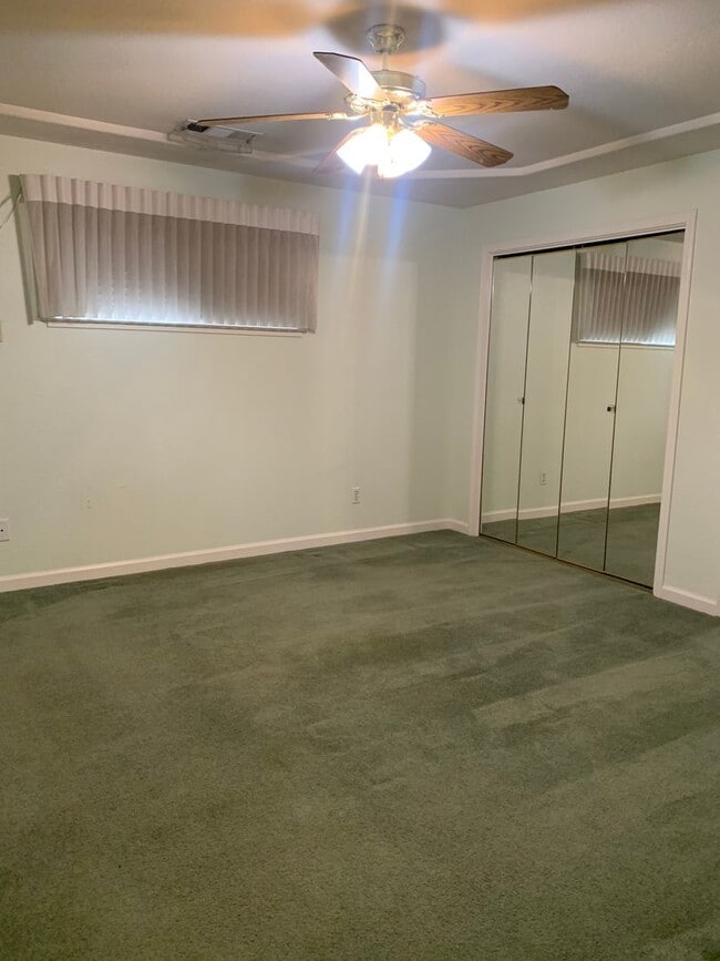 Building Photo - 3 Bedroom 2 Bath available Now