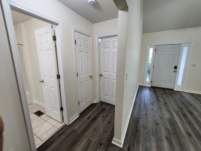 Building Photo - 1140 Towne Square Ln