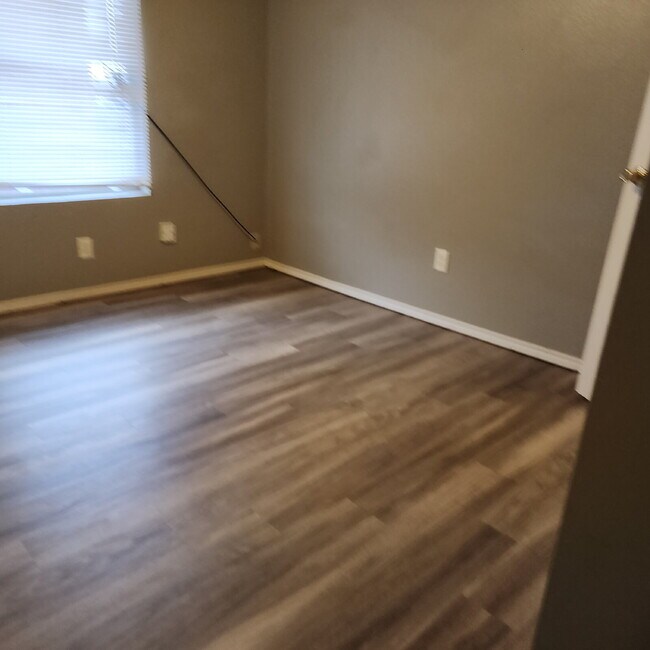 Building Photo - Cute 2/1 with spacious living area.
