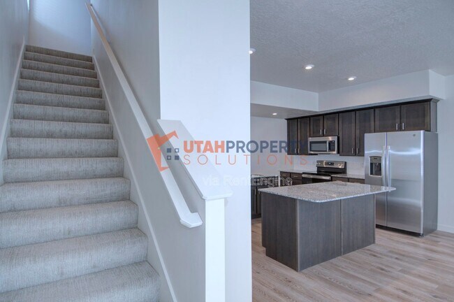 Building Photo - 1025 W 400 S