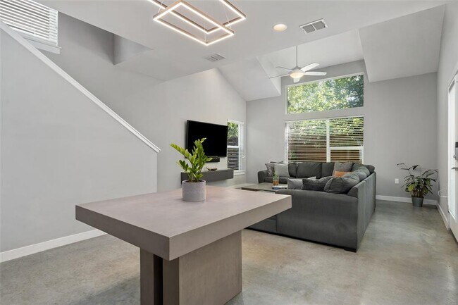 Building Photo - 301 W Stassney Ln
