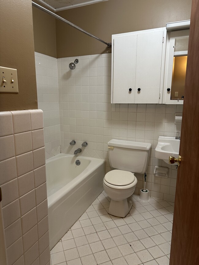 full bath - 509 Wilmuth Street