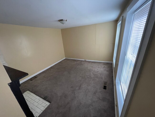 Building Photo - 3 Bedroom Near Downtown! Section 8 OK!