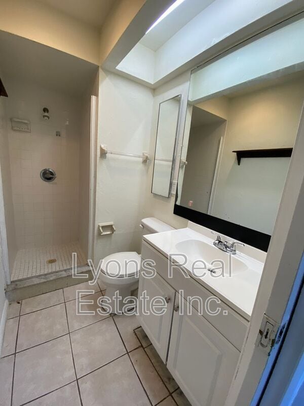 Building Photo - 801 SE 5th Ave