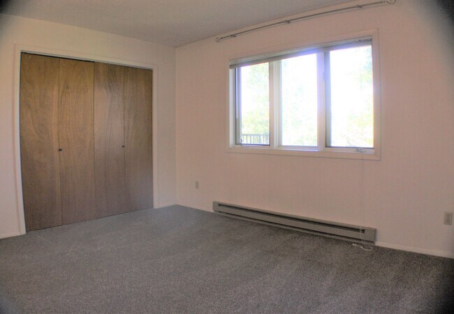 Building Photo - Large 2 bedroom 1 bathroom in the heart of...