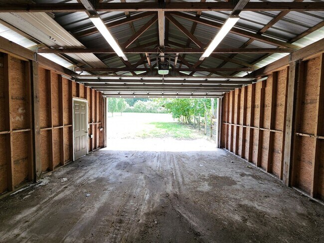 Building Photo - 4 BED 2 BATH,  3 ACRES,  FENCED PADDOCK