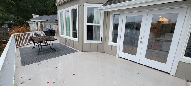 Building Photo - Lake Retreat Waterfront Living | Spacious Home with Views + Utilities Included